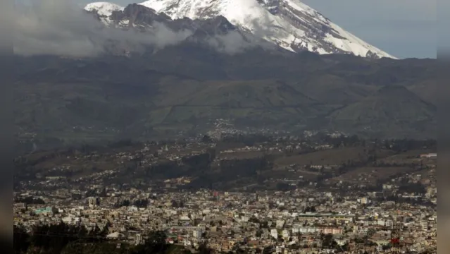 Imagem ilustrativa da notícia Cinzas de vulcão cobrem cidades no Equador; assista!