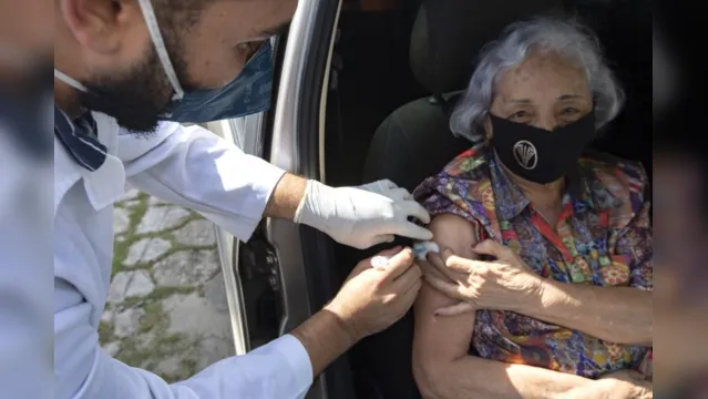 Imagem ilustrativa da notícia Vacinação de idosos de 63 a 67 anos começa nesta semana