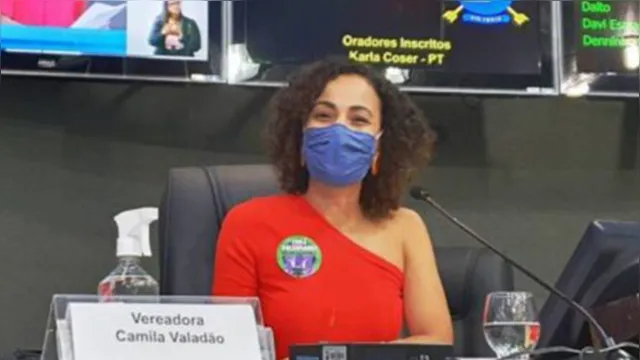 Imagem ilustrativa da notícia Vereadora é censurada por usar blusa que deixa ombro de fora 