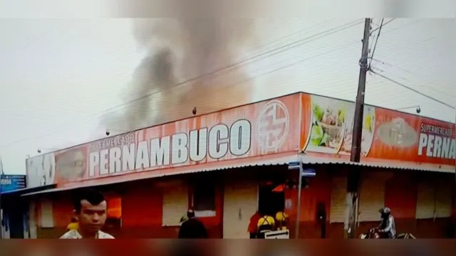 Imagem ilustrativa da notícia Incêndio é controlado e Bombeiros fazem rescaldo em supermercado de Paragominas