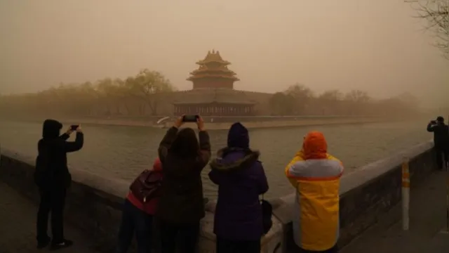 Imagem ilustrativa da notícia China enfrenta a maior tempestade de areia da década 