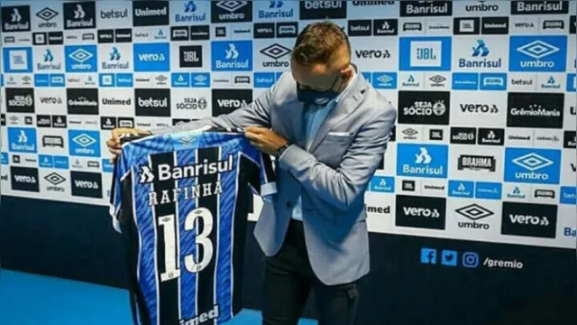 Imagem ilustrativa da notícia Lateral Rafinha conhece CT do Grêmio após chegar ao clube