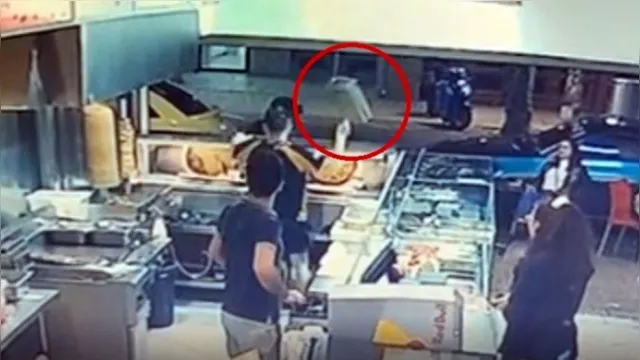 Imagem ilustrativa da notícia Homem reage e acerta "ladrão de pizza" com frigideira