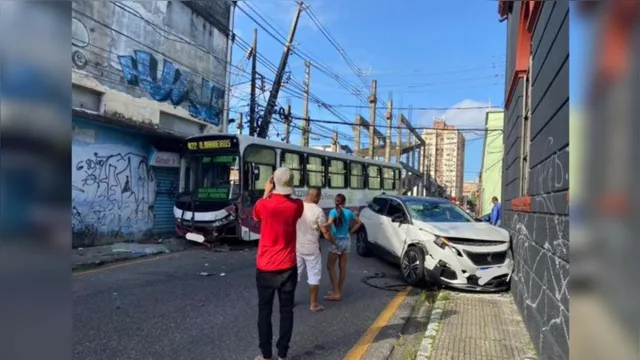 Imagem ilustrativa da notícia Rua é desbloqueada após acidente entre ônibus e carro