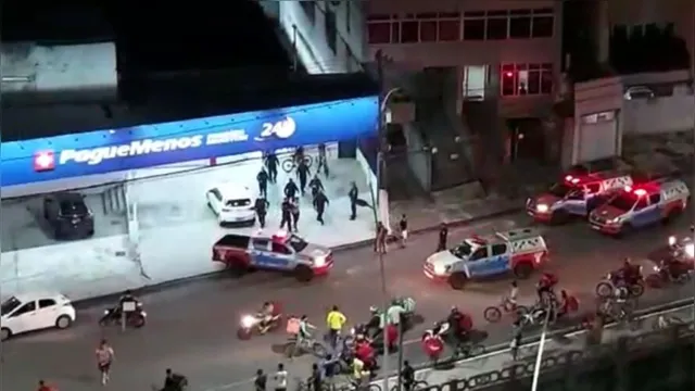 Imagem ilustrativa da notícia Vídeo: homem quase é linchado por tomar comida de motoboy