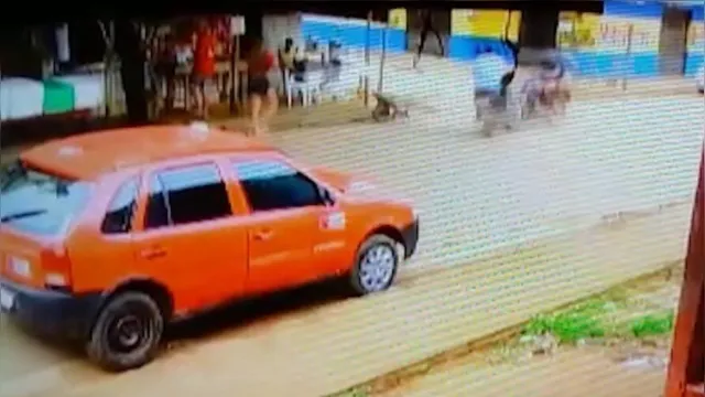 Imagem ilustrativa da notícia Imagens fortes: câmera flagra colisão impressionante entre motos no Pará; veja o vídeo!