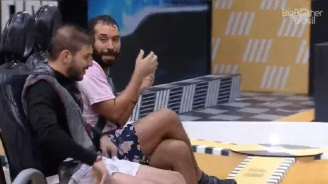 Imagem ilustrativa da notícia Brothers têm conversa quente e Caio pergunta a Gil: 'Prefere que introduza?