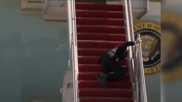 Imagem ilustrativa da notícia Biden tropeça três vezes e cai nas escadas do avião oficial do governo americano
