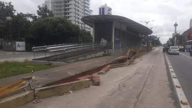 Imagem ilustrativa da notícia Prefeitura
retira grades do BRT para evitar novo acidente