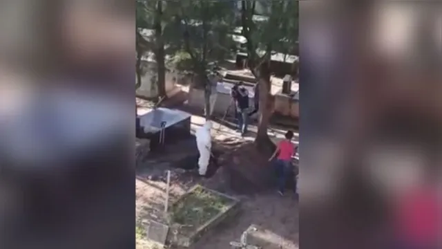 Imagem ilustrativa da notícia Vídeo de caixões sem corpos em cemitério é Fake