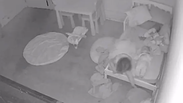 Imagem ilustrativa da notícia Câmera flagra criança sendo puxada para baixo da cama; assista!