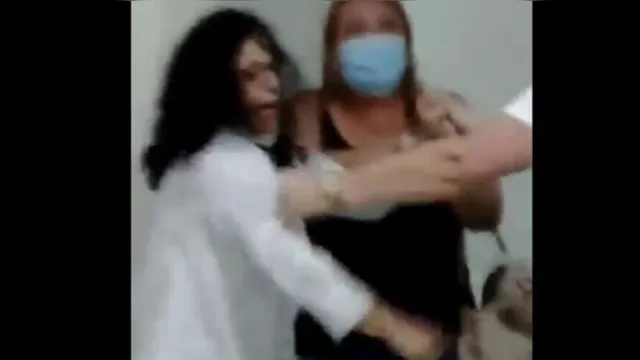 Imagem ilustrativa da notícia Após discussão, médica agride mulher em hospital; veja o vídeo