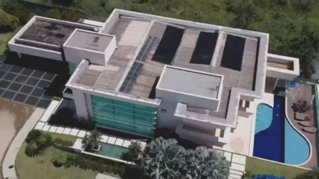 Imagem ilustrativa da notícia Com R$ 2 milhões declarados, Flávio Bolsonaro compra mansão de R$ 6 milhões. Veja vídeo da casa