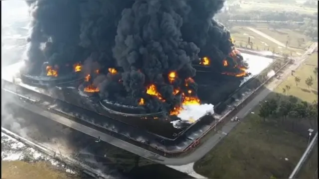 Imagem ilustrativa da notícia Incêndio destrói refinaria na Indonésia; veja o vídeo!