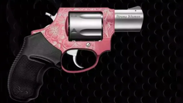 Imagem ilustrativa da notícia Taurus lança arma cor-de-rosa em homenagem ao Dia da Mulher