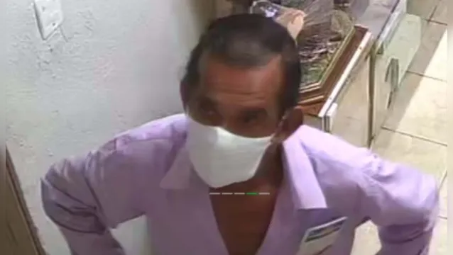 Imagem ilustrativa da notícia Vídeo: homem furta loja de artigos religiosos em Belém