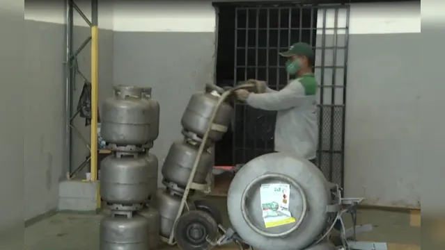 Imagem ilustrativa da notícia Impacto do gás de cozinha: aumento de preços deixam produtos mais caros no Pará; veja o vídeo!