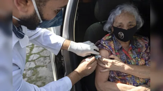 Imagem ilustrativa da notícia Segunda dose da vacina para idosos de 83 anos será aplicada nesta terça (16) em Belém