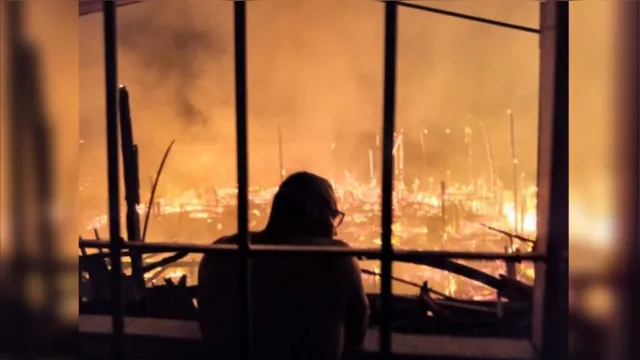 Imagem ilustrativa da notícia Mais de 40 bombeiros trabalham no controle do incêndio que atingiu casas em Icoaraci