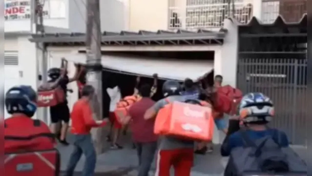 Imagem ilustrativa da notícia Vídeo: entregadores invadem casa e quebram carro de cliente golpista