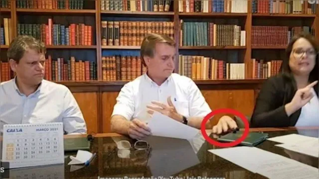 Imagem ilustrativa da notícia Mão assusta Bolsonaro em live e é comparada à personagem da Família Addams