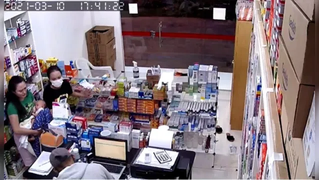 Imagem ilustrativa da notícia Vídeo: bandido assalta farmácia em frente a mãe que amamentava bebê