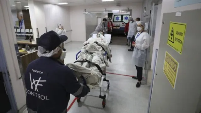 Imagem ilustrativa da notícia Falta de leitos e toque de recolher: Brasil
bate recorde de óbitos na pandemia
