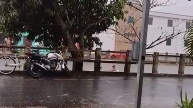 Imagem ilustrativa da notícia Vídeo: jovens disputam 'natação' em canal após temporal