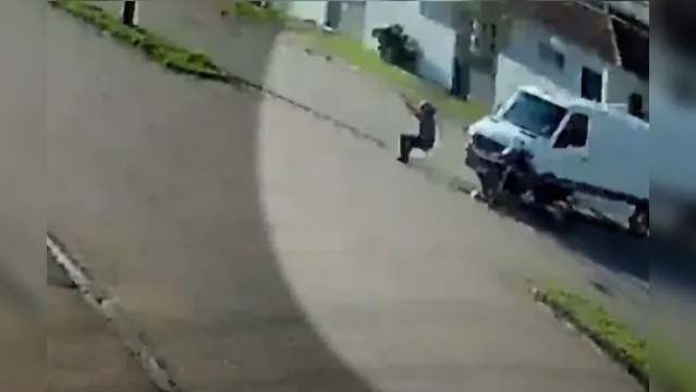 Imagem ilustrativa da notícia Motoqueiro é atingido por carro, 'dá pirueta' e cai em pé; veja o vídeo!