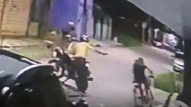 Imagem ilustrativa da notícia Vídeo: homens vestidos de mototaxista são flagrados assaltando em Belém