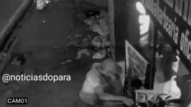 Imagem ilustrativa da notícia Vídeo: homem prende clientes em barbearia, rouba bicicleta e foge em Belém