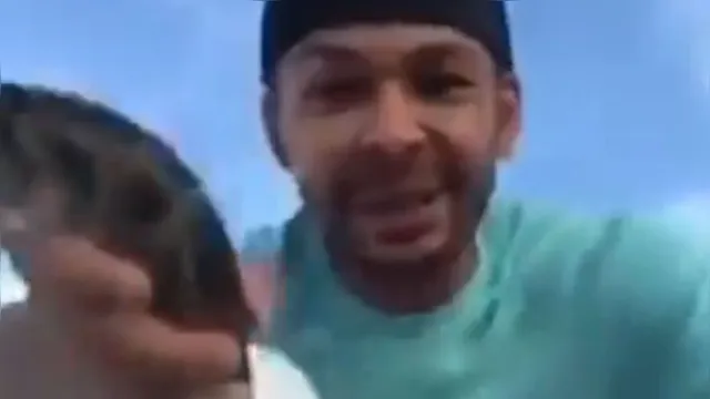 Imagem ilustrativa da notícia Vídeo: tratador de cobra quase perde olho ao ser atacado