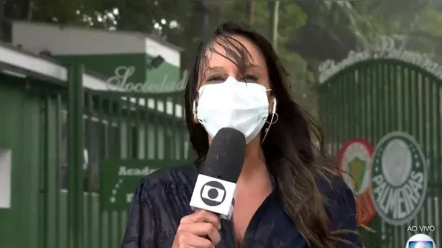 Imagem ilustrativa da notícia Repórter da Globo fica encharcada durante reportagem ao vivo; veja o vídeo