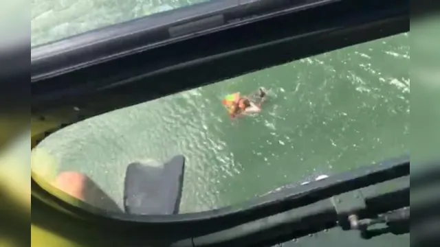Imagem ilustrativa da notícia Vídeo mostra ação dos Bombeiros resgatando jovem afogada em praia; assista!
