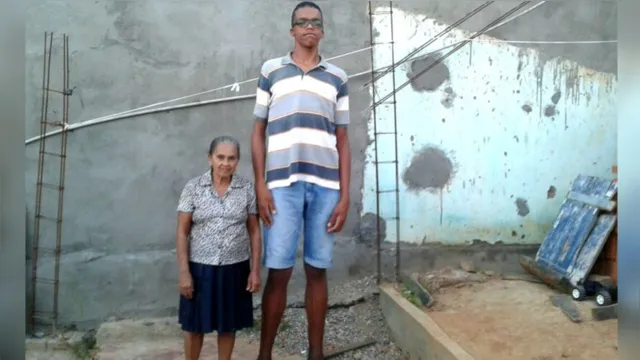 Imagem ilustrativa da notícia Doença misteriosa faz jovem brasileiro ter 2,18 metros 