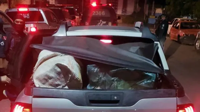 Imagem ilustrativa da notícia Traficante
foge da PM e abandona 30 kg de pasta de cocaína e 362 kg de maconha em Santarém