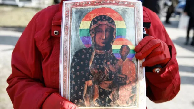 Imagem ilustrativa da notícia Justiça absolve mulheres por cartaz de Nossa Senhora e Jesus LGBTI