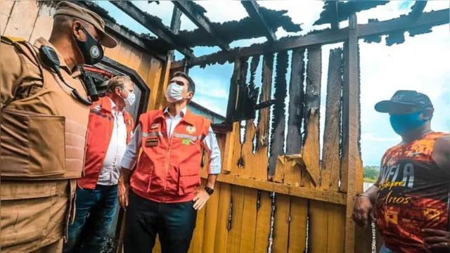Imagem ilustrativa da notícia Governador Helder Barbalho visita local do incêndio em Icoaraci