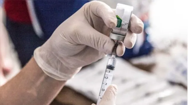 Imagem ilustrativa da notícia Fiocruz consegue liberar matéria-prima e garante produção de 45 milhões de doses de vacinas de Oxford