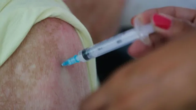 Imagem ilustrativa da notícia Pessoas já infectadas devem esperar um mês antes de vacinar