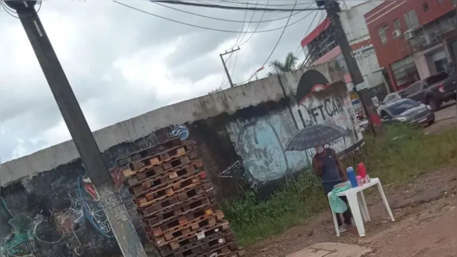 Imagem ilustrativa da notícia Imagem de vendedor na chuva em Belém gera 'corrente do bem' nas redes sociais