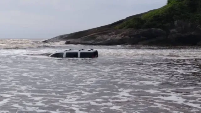 Imagem ilustrativa da notícia Homem pega emprestado carro de amigo e deixa veículo ser levado pelo mar
