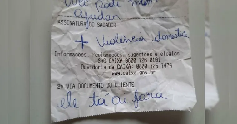 Imagem ilustrativa da notícia Vítima de violência doméstica é salva após deixar bilhete pedindo socorro em banco