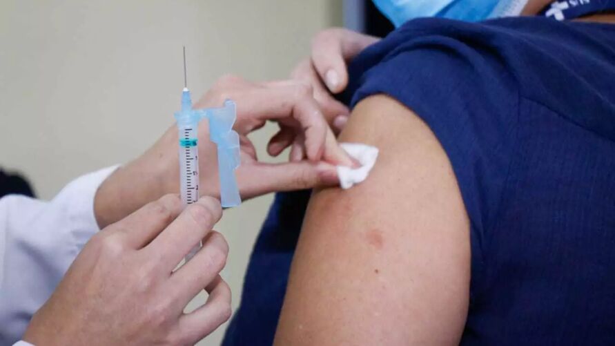 Imagem ilustrativa da notícia: Diretor de hospital é suspeito de desviar vacinas para enteados