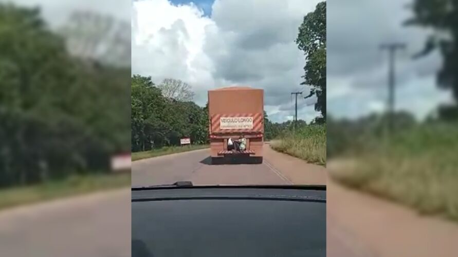 Imagem ilustrativa da notícia: Vídeo: homem pega "carona" em parachoque de caminhão no Pará