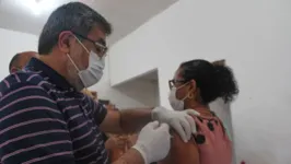 Lucídio Paes, médico e prefeito de Paragominas, aplica vacina nos educadores.