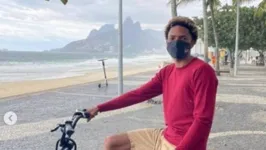 Matheus Nunes com sua bicicleta elétrica