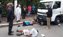 Motorista se depara com assalto e atropela suspeitos com caminhão 