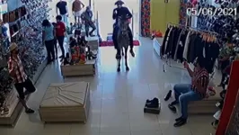 Bandidos invadiram loja a cavalo
