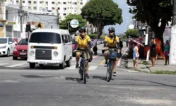 Ação educativa ocorre na avenida enquanto motoristas e ciclistas se adequam